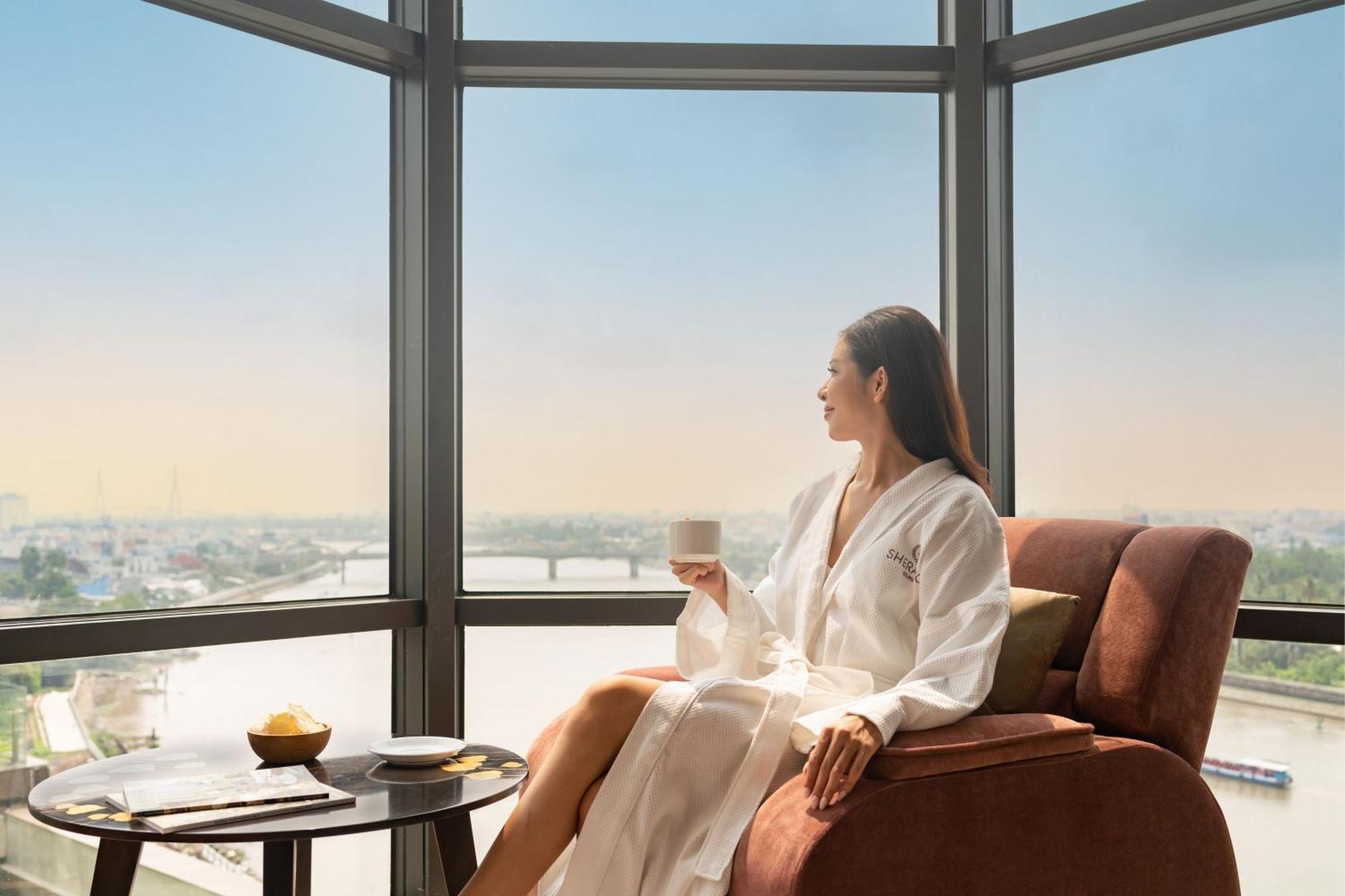Sheraton Кантхо Экстерьер фото A woman wearing a bathrobe