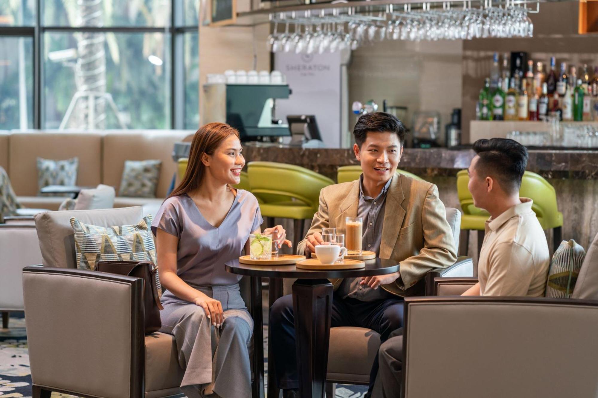 Sheraton Кантхо Экстерьер фото The Lounge at Hong Kong International Airport